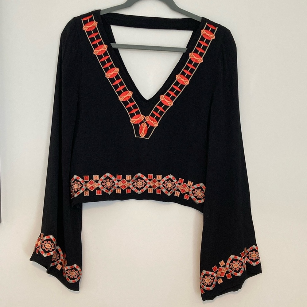 THE WALLFLOWER Size: M Black Embroidered V-Neck Long Bell Sleeve Cropped Top